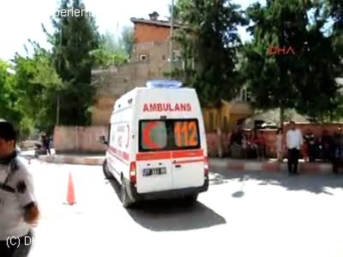 Gaziantep Motosiklet Otomobille Çarpıştı 2 Yaralı