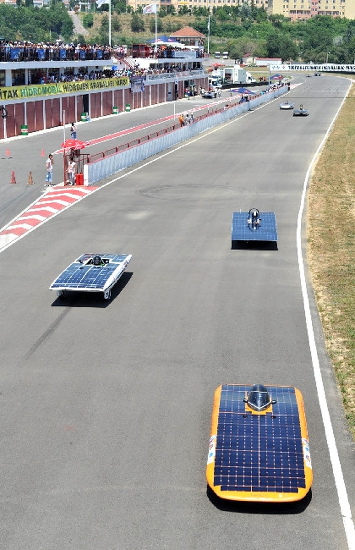 Güneş Enerjili Araçlar Piste İniyor