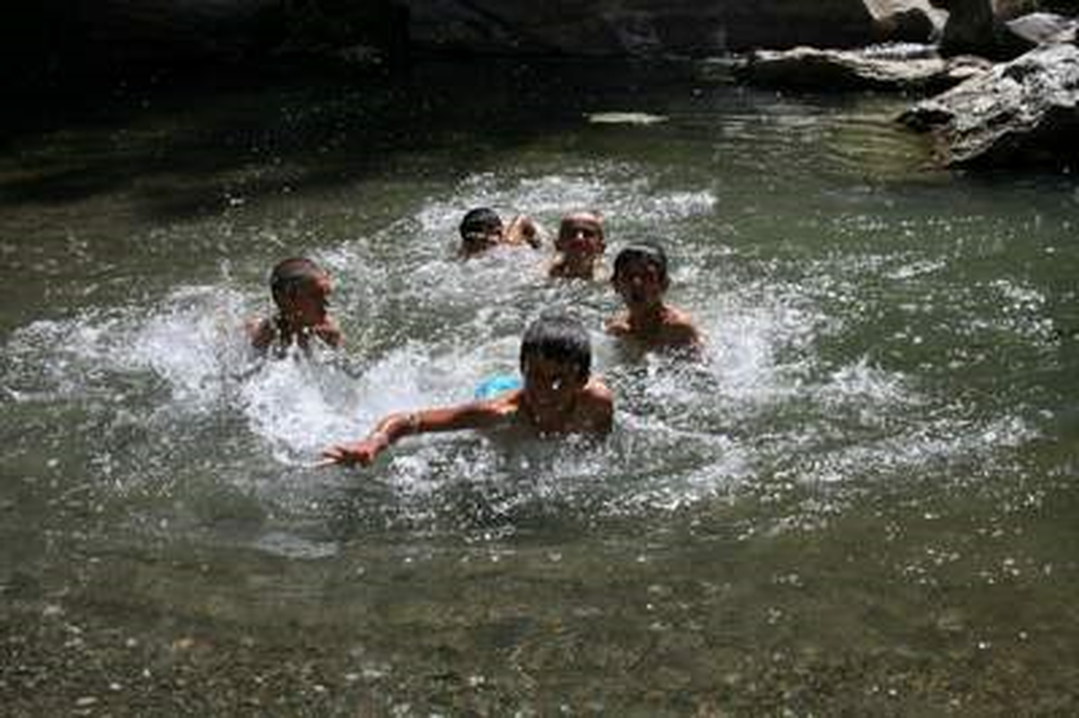 Hakkarili Çocuklar Derelerde Serinliyor