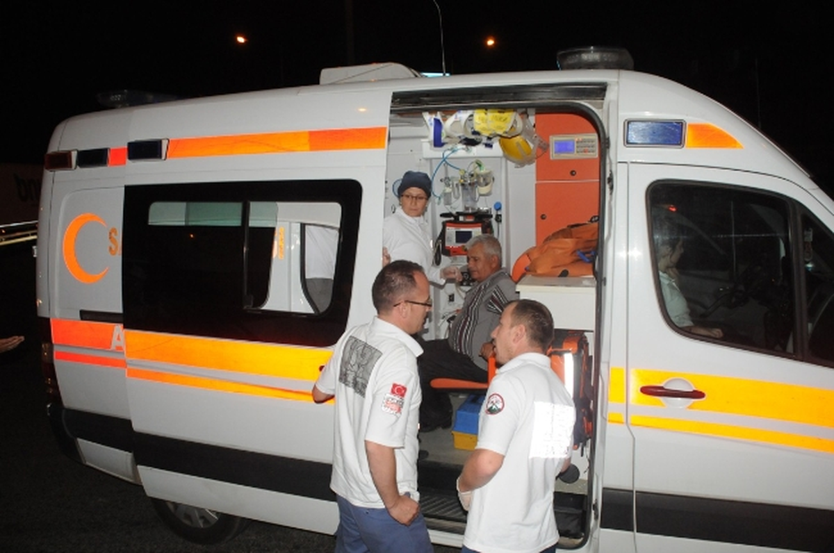 Hasta Taşıyan Ambulans Kamyonla Çarpıştı: 3 Yaralı