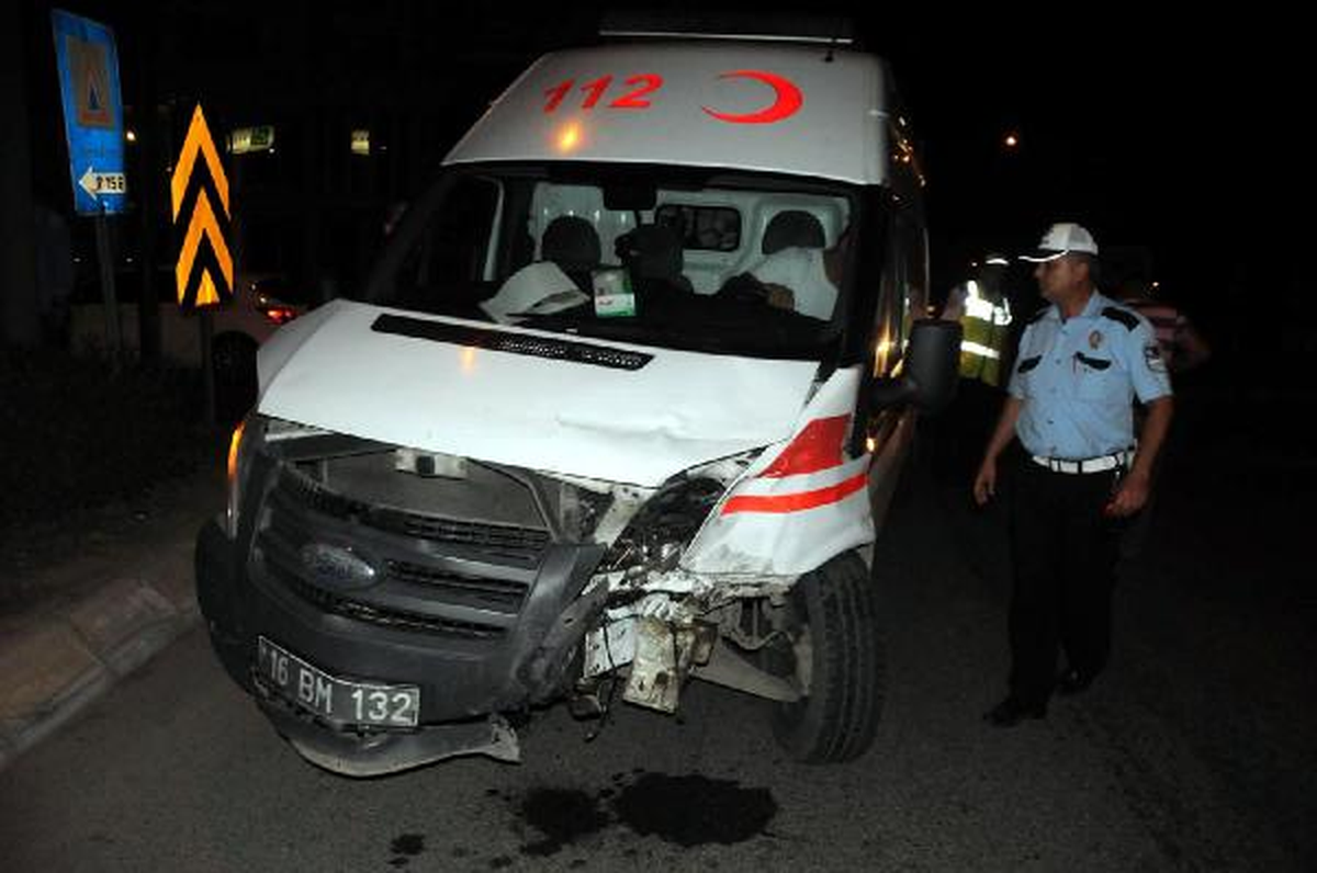 Hasta Taşıyan Ambulansa Kamyon Çarptı: 3 Yaralı