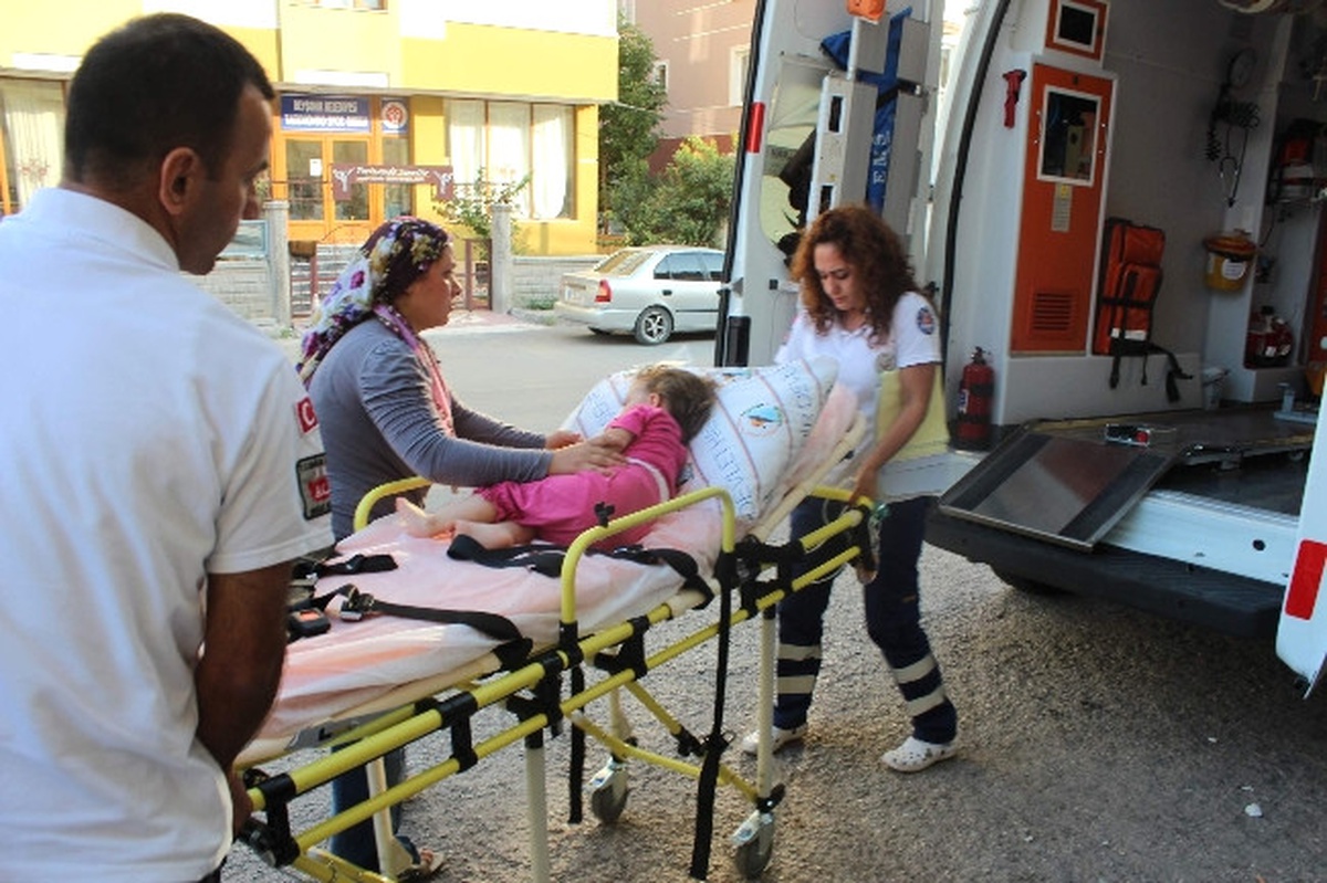 İki Yaşındaki Çocuk Kayısı Çekirdeğinden Zehirlendi