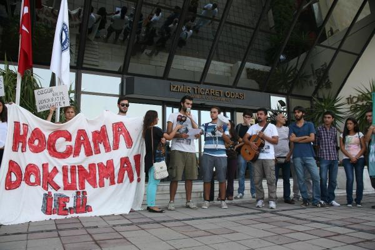 İletişim Öğrencilerinden \'Hocama Dokunma\' Eylemi