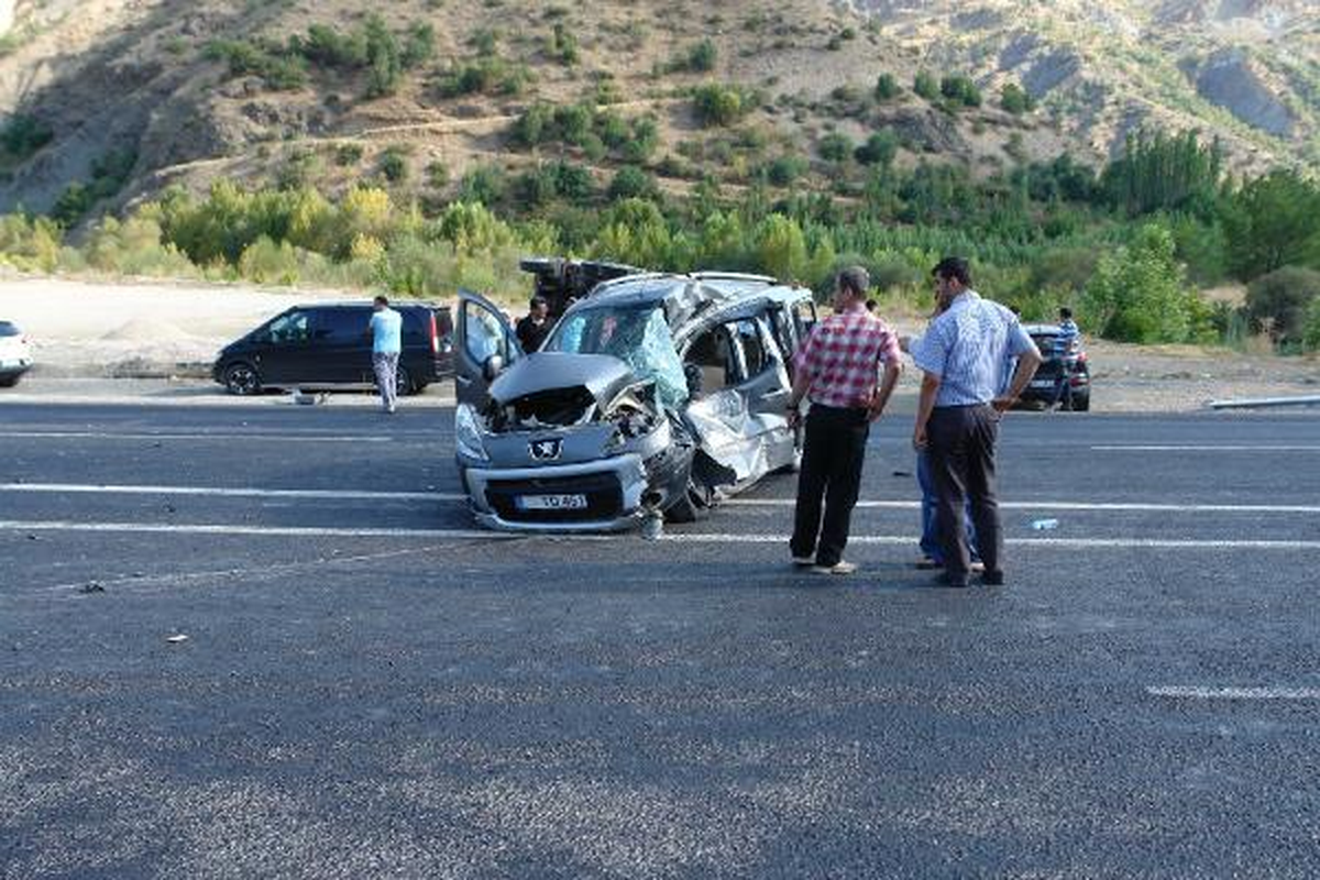 İş Makinesi Hafif Ticari Araca Çarptı: 5 Yaralı