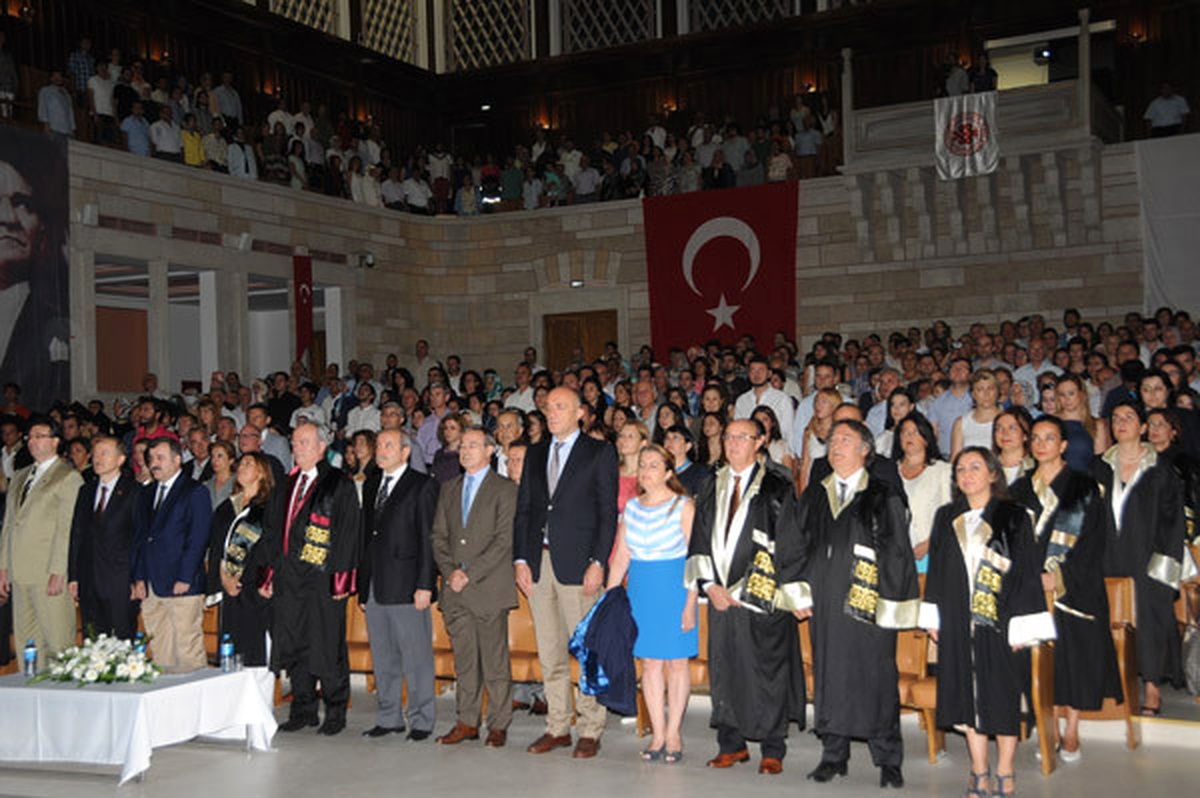 İÜ Diş Hekimliği Fakültesi Mezuniyet Töreni Yapıldı