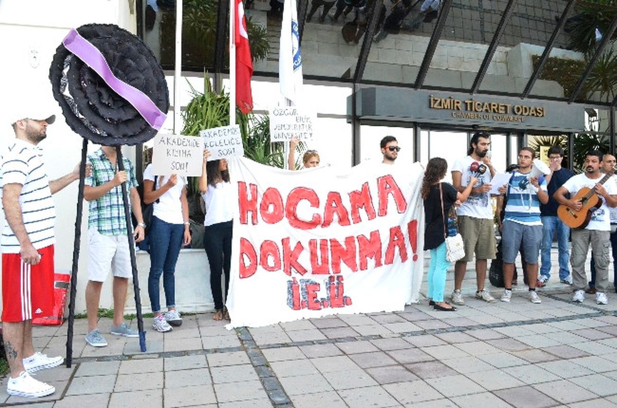İzmir Ekonomi Üniversitesi Öğrencilerinden Protesto
