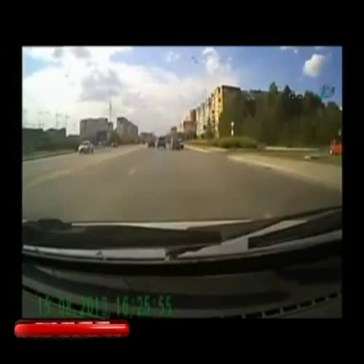 Rusya'da Otomobilin 2 Bisikletliye Çarpma Anı Görüntülendi