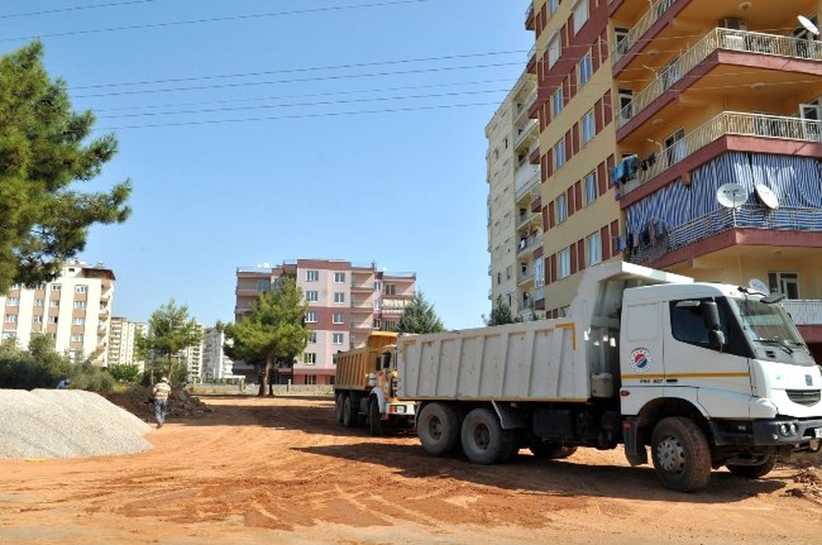 Karşıyaka\'da Spor Sahası ve Kaldırım Çalışmaları Başladı