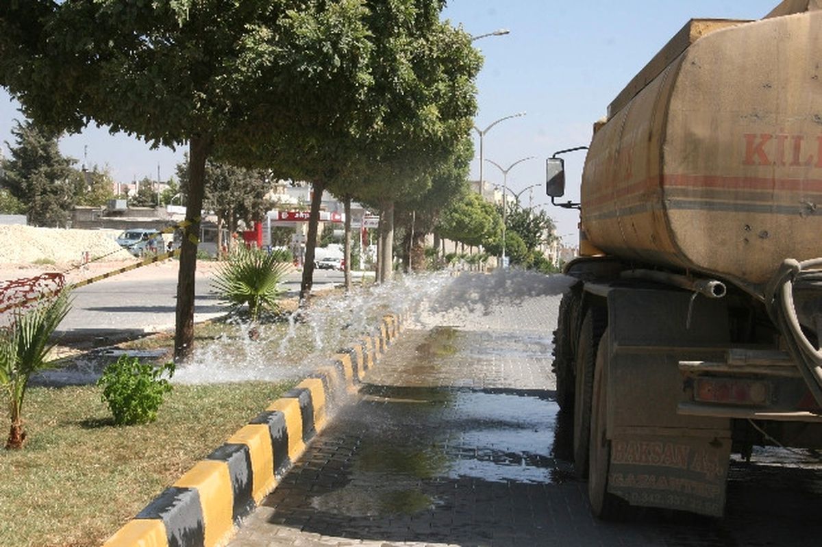 Kilis\'te Ağaçlar Sulanıyor