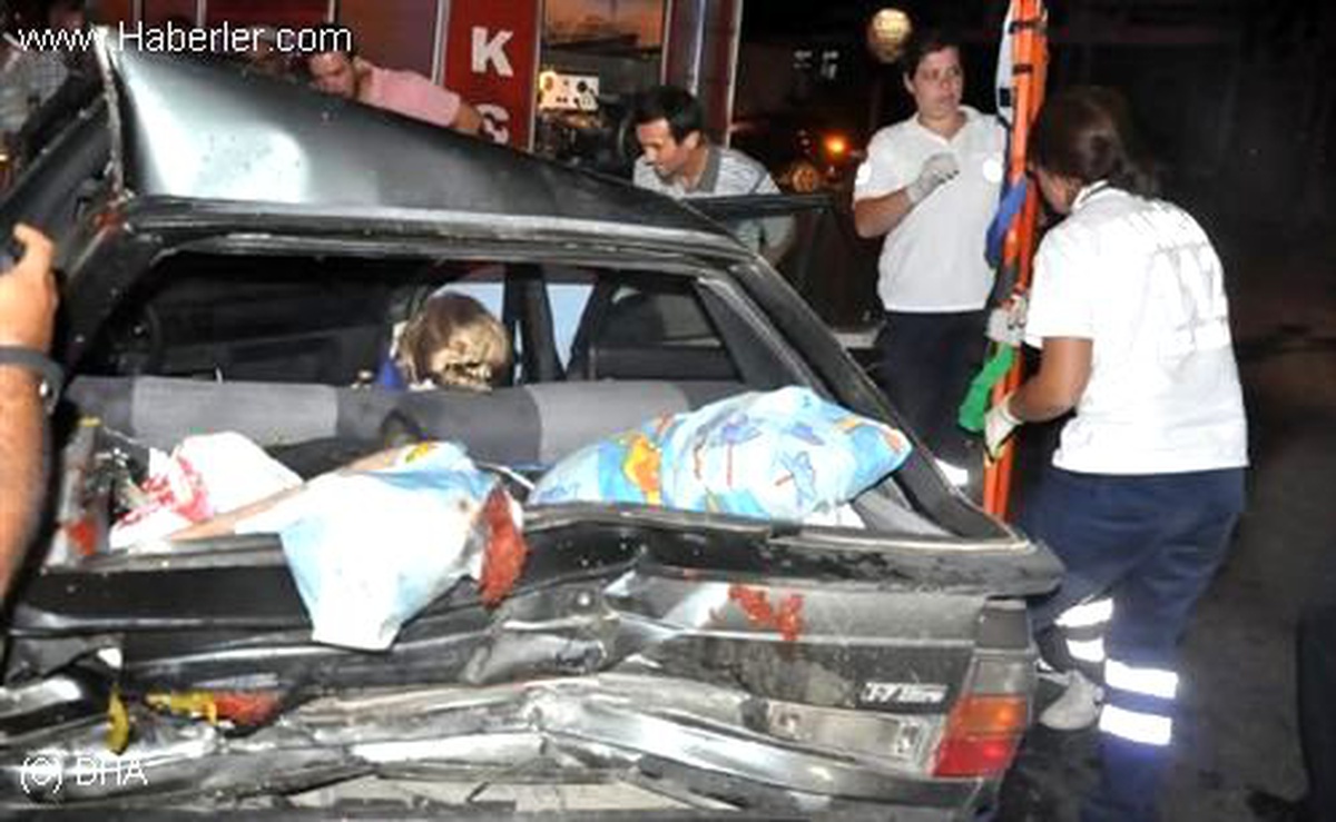 Kırmızı Işıkta Duran Otomobile Çarptı: 7 Yaralı