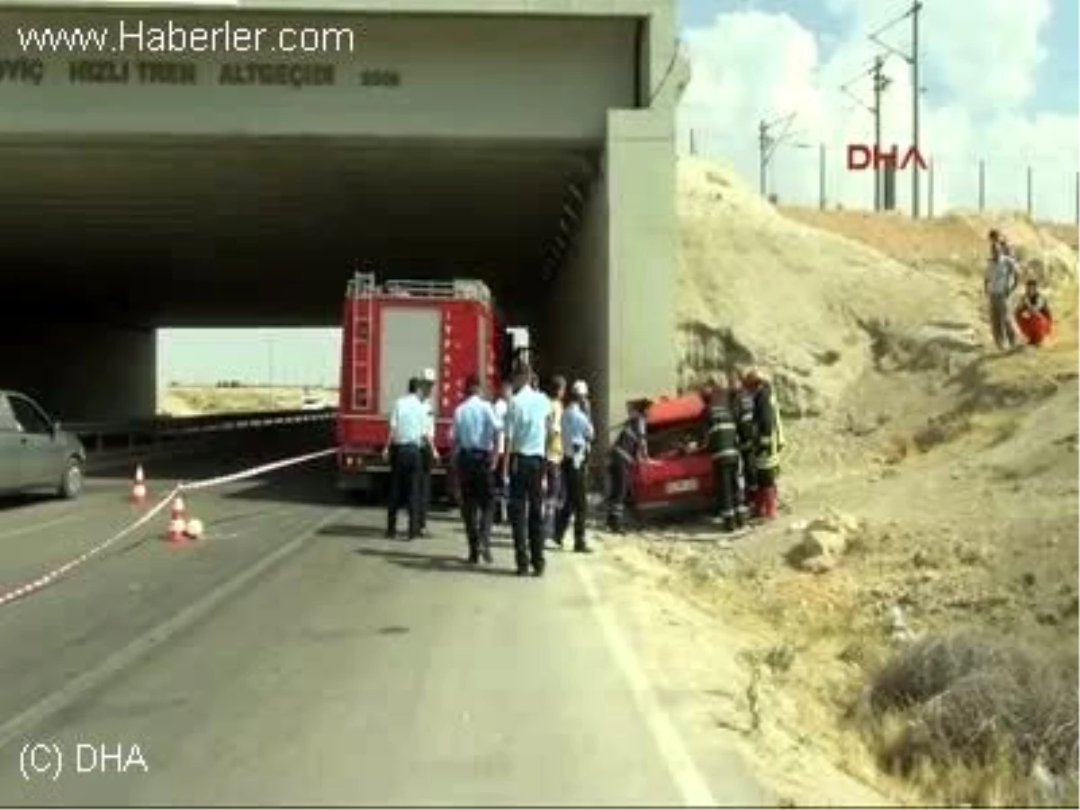 Konya\'da Köprüye Çarpan Sürücü Otomobilinde Sıkışarak Öldü