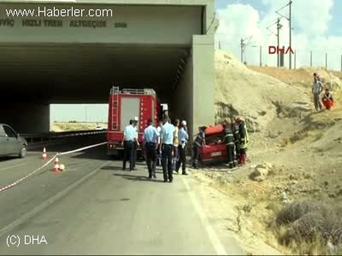 Konya\'da Köprüye Çarpan Sürücü Otomobilinde Sıkışarak Öldü
