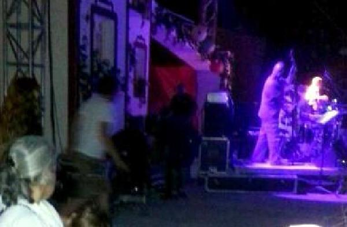 Minik Serçe Sahneye Çıkarken Düştü
