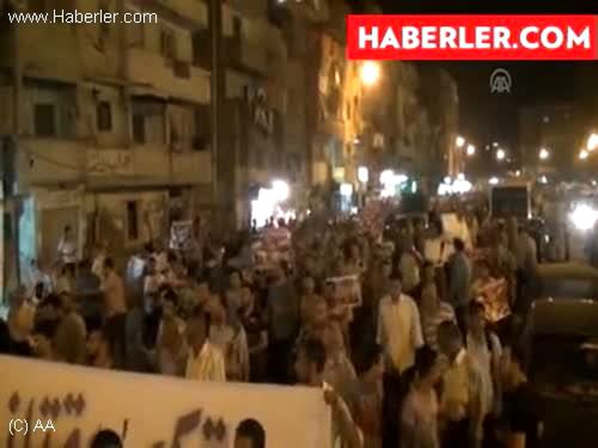 Mısır\'da Halk Sokağa Çıkma Yasağına Kulak Asmıyor