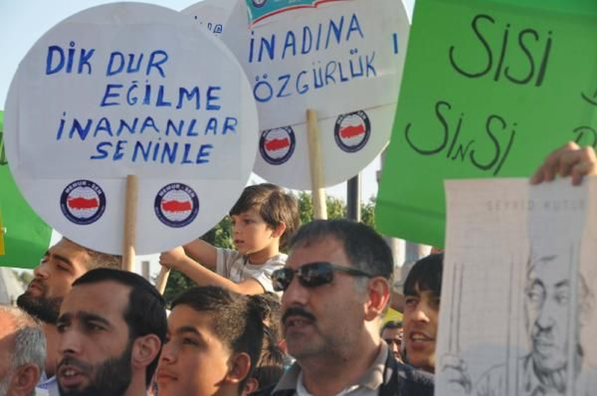 Mısır\'daki Katliama Tepki Gösterileri