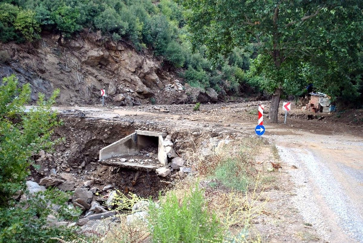 Nazilli\'de Sel Yol Kapattı