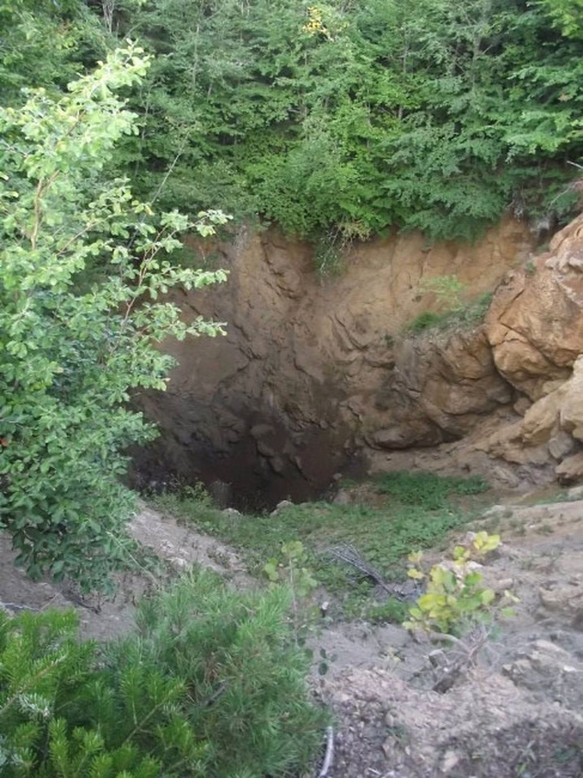 Ormanda Bulunan Çukur Vatandaşları Tedirgin Ediyor