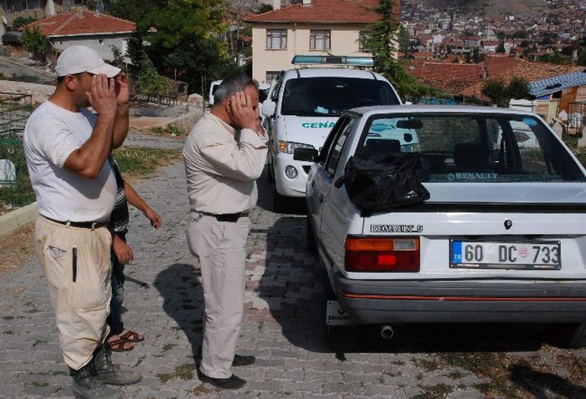 Otomobil Bagajı Üzerinde Bebek Cenazesi Namazı