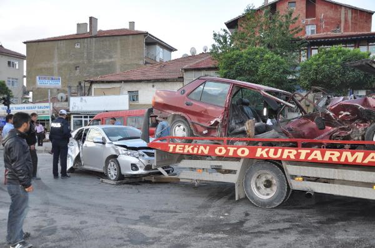 Yozgat\'ta Otomobil İkiye Bölündü: 2 Ağır Yaralı