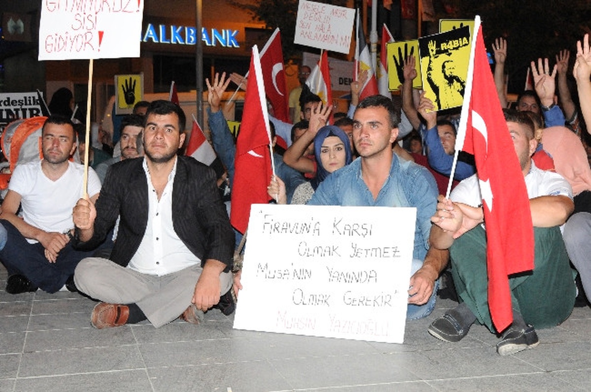 Silivri\'de Ak Partili Gençlerden Mursi\'ye Destek