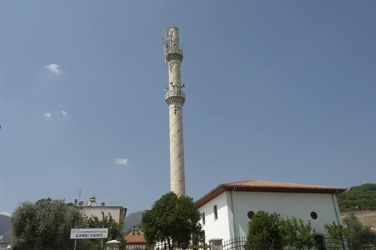 Sultanhisar\'da Etkili Olan Fırtınada Minarenin Alemi Yıkıldı