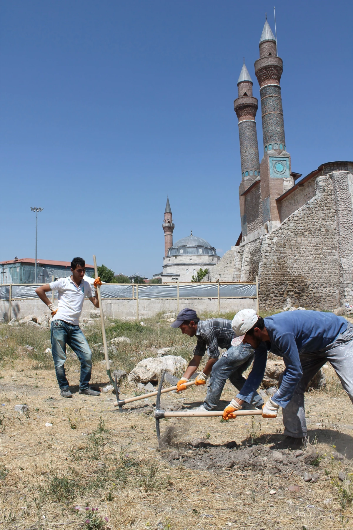 Tarihi Çifte Minareli Medrese Yanında Temizleme Kazısı Başlatıldı