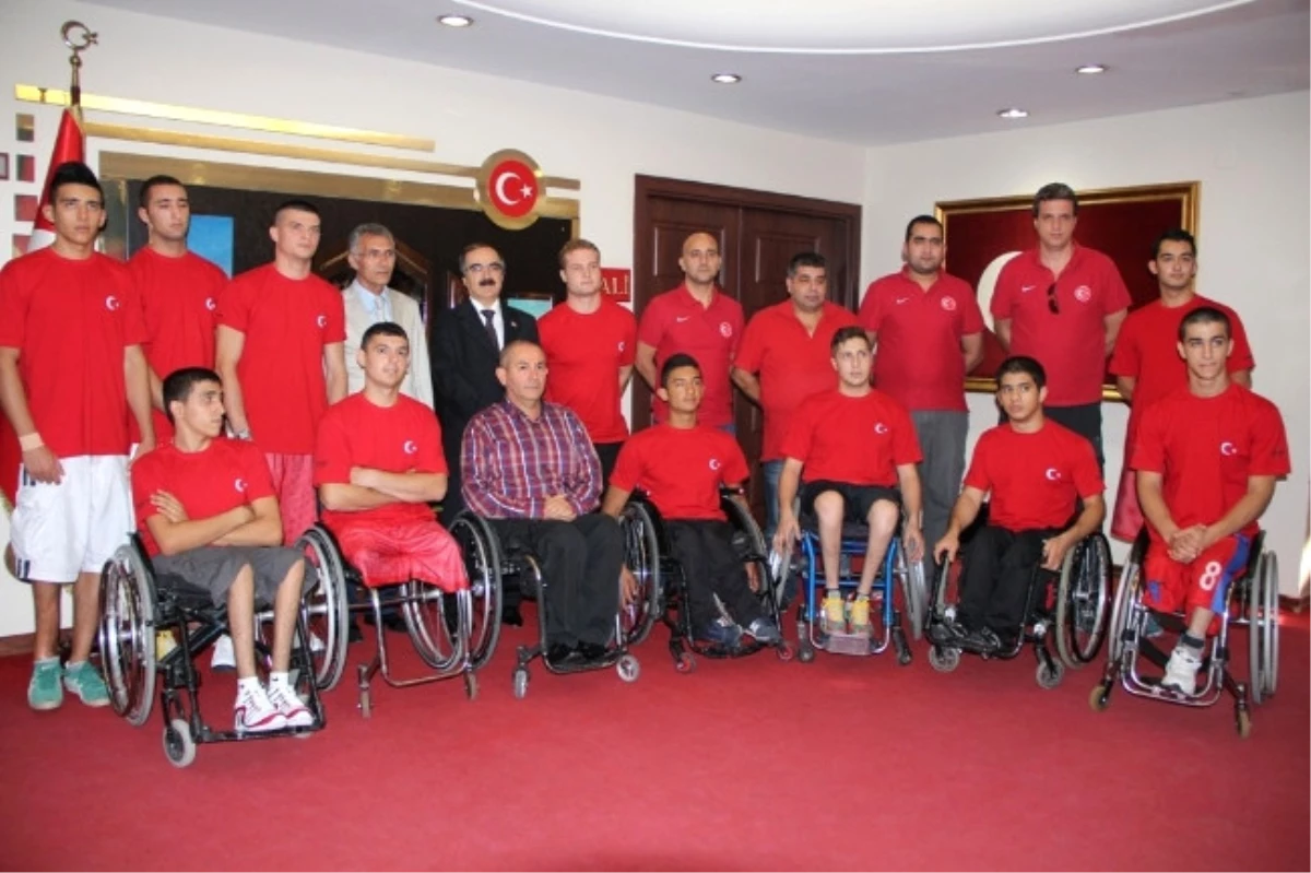Tekerlekli Sandalye Basketbol Milli Takımından Vali Coş\'a Ziyaret