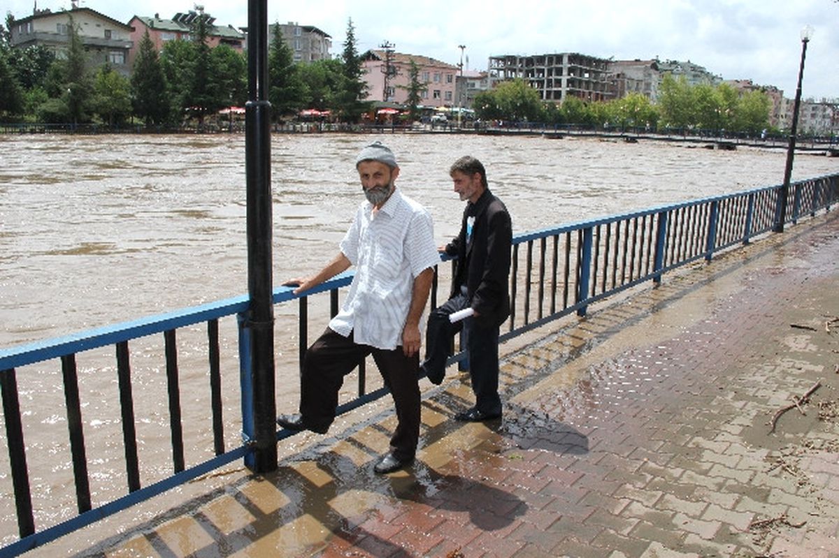 Terme Çayı Taşınca Korkuttu