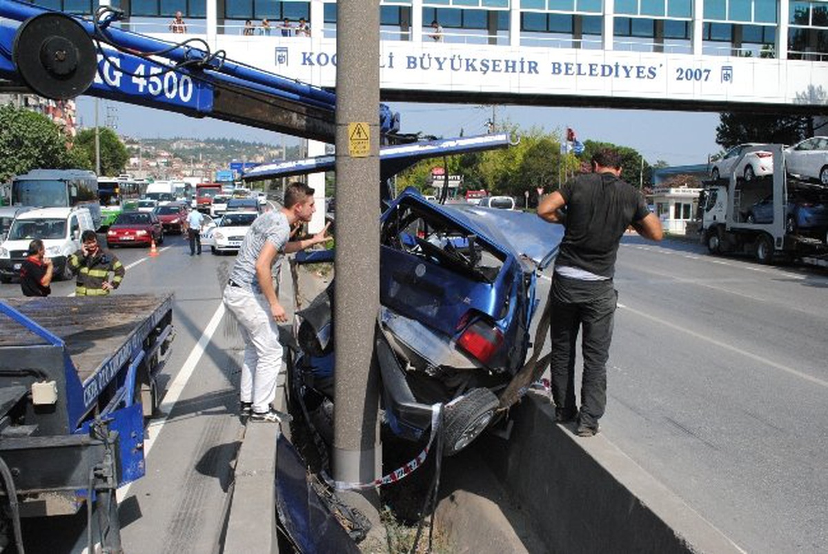 Tır\'a Çarpan Otomobil, Bariyerlerde Sıkıştı: 1 Yaralı