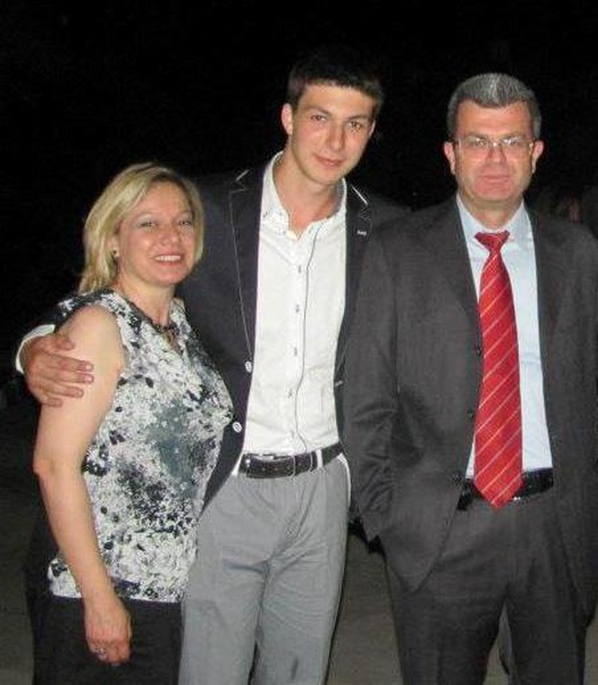 İzmir\'de Uyuşturucu Kurbanı Genç Toprağa Verildi