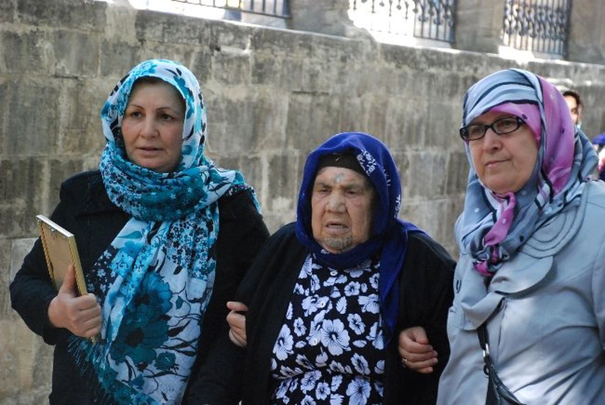 Ünlü Türkücü Güler Işık\'ın Babası Son Yolculuğuna Uğurlandı