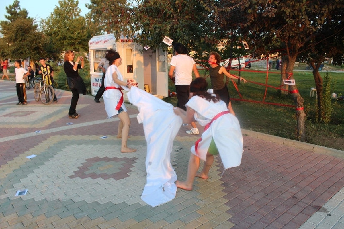 Yabancı Fotoğrafçılardan İlginç Tiyatral Etkinlik