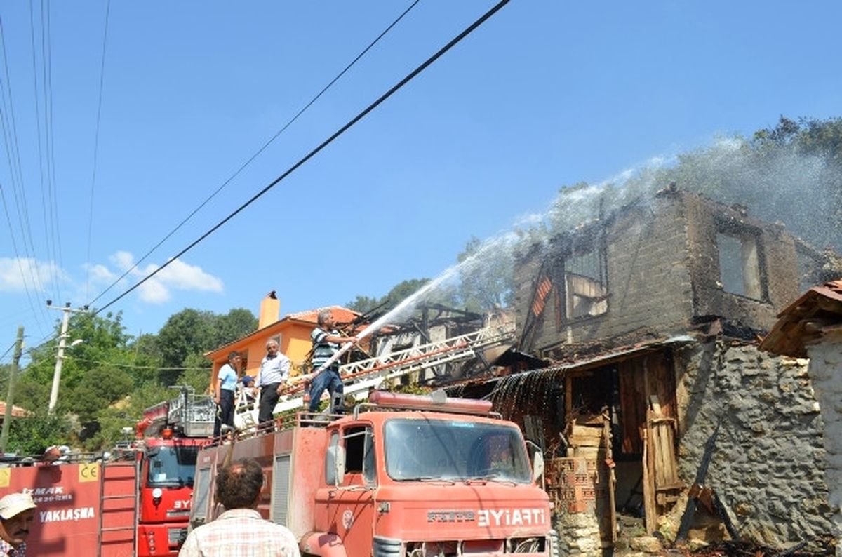 Yaşlı Kadın Evinin Yanışını Gözyaşları İçinde İzledi