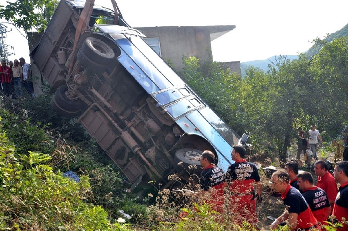 Yolcu Midibüsü Bahçeye Devrildi: 38 Yaralı