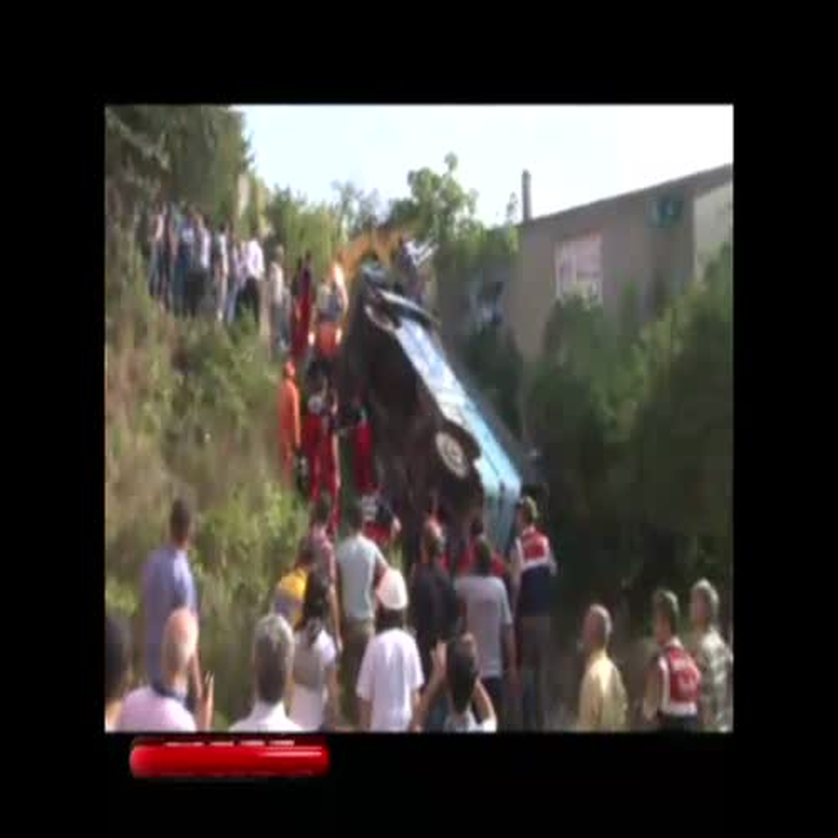 Zonguldak\'ta Yolcu Midibüsü Bahçeye Devrildi, 38 Yaralı