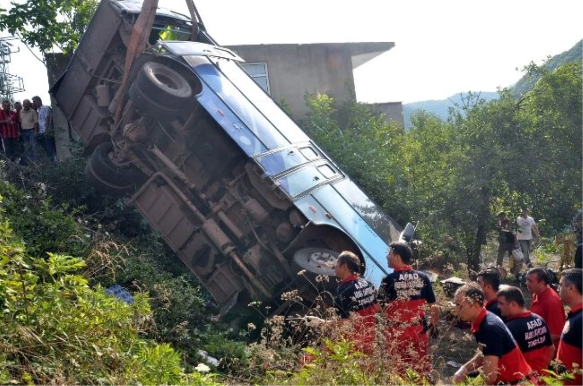 Zonguldak\'ta Yolcu Midibüsü Bahçeye Devrildi, 1 Ölü 38 Yaralı