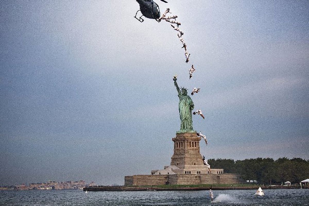 23 Metre Yükseklikteki Helikopterden Atladı