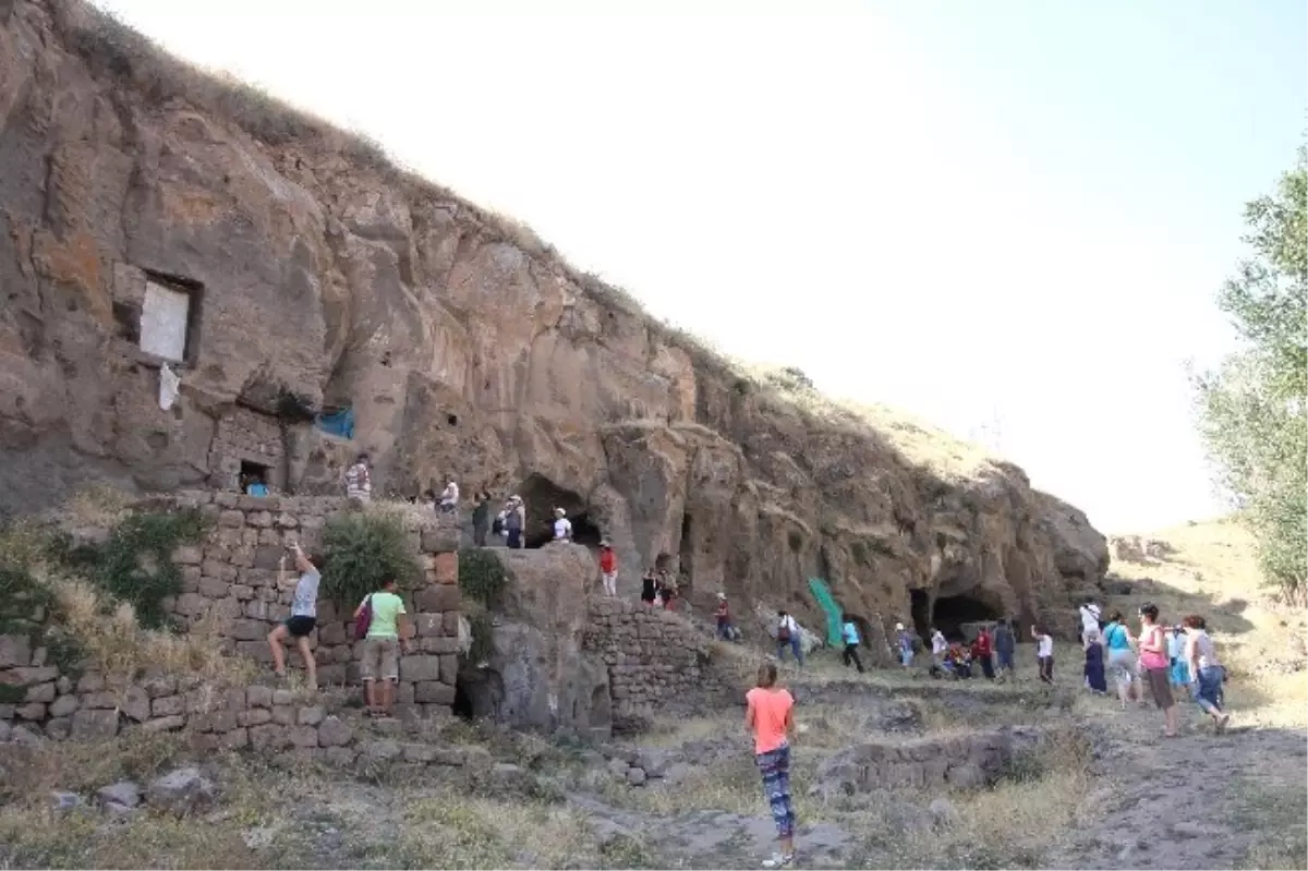 Ahlat\'ta Ki Mağara Evlere Ziyaretçi Akını