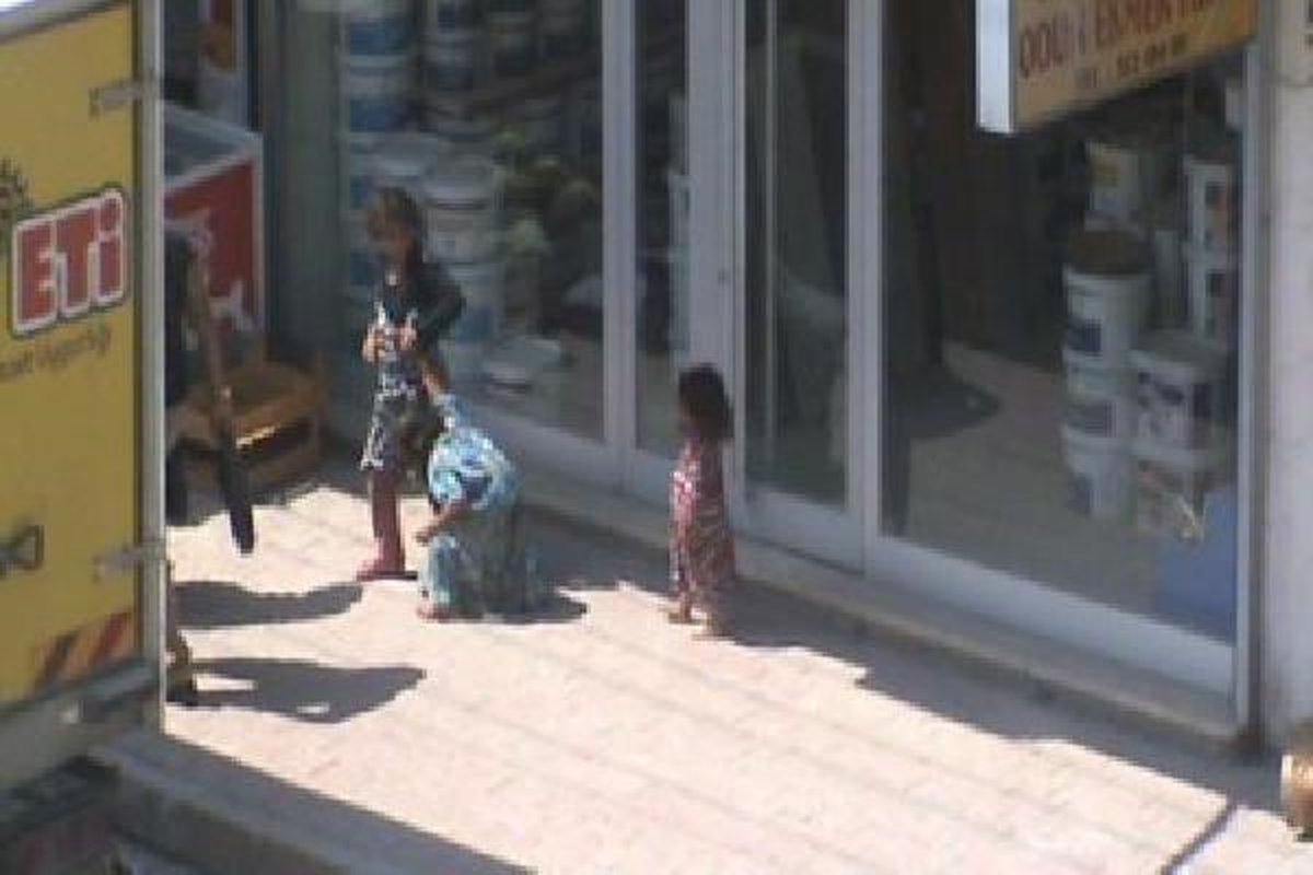 Ayağına Çivi Batan Suriyeli Kıza Ablasından Dayak