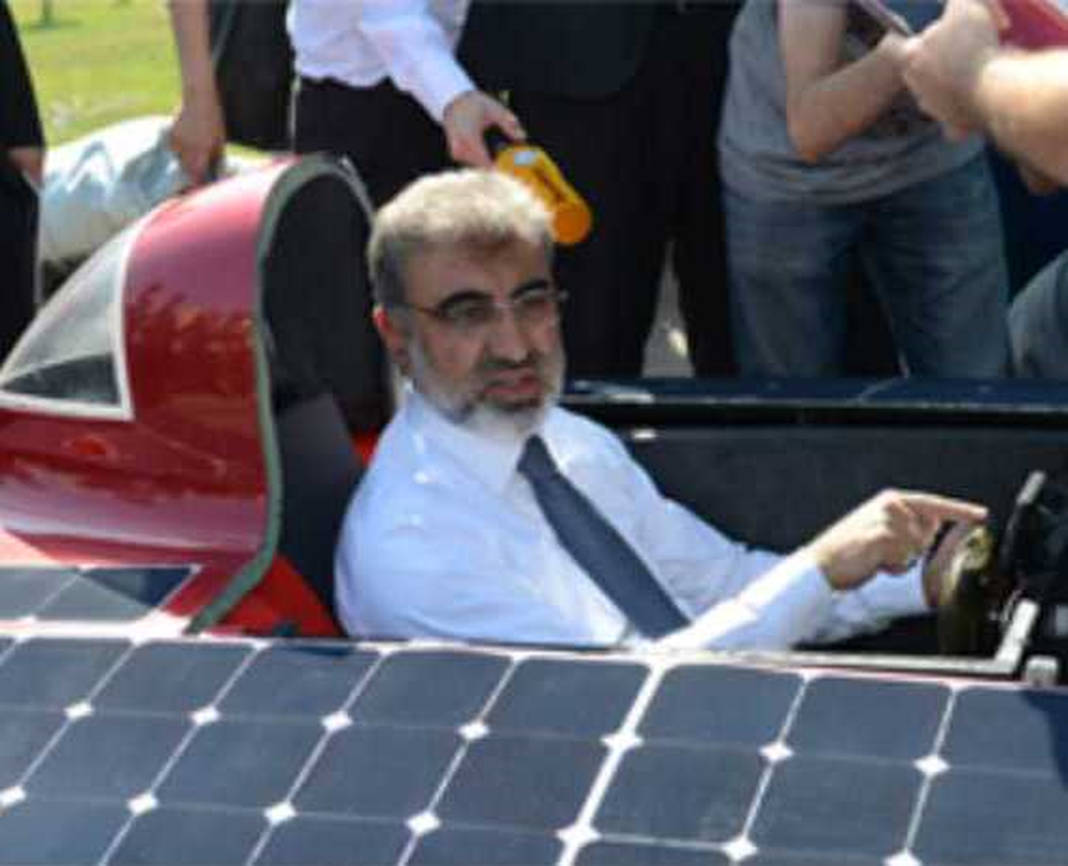 Bakan Yıldız, İstanbul\'da Güneş Enerjili Araba Kullandı