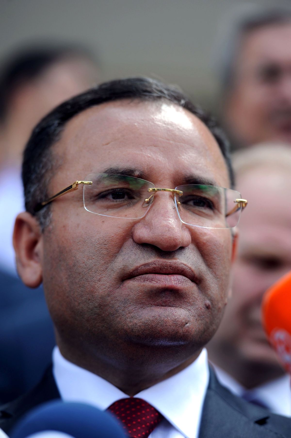 Bekir Bozdağ\'a Yumruklu Saldırı