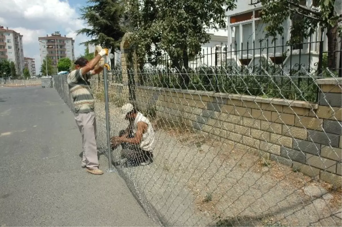 Caddeyi Tel Örgüyle Kapattı