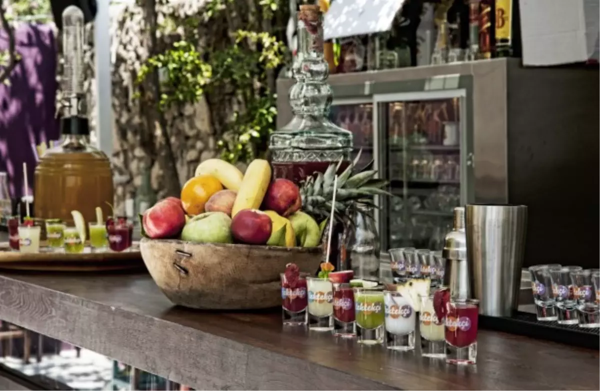 Denize Düşen Shot'a Sarılıyor!