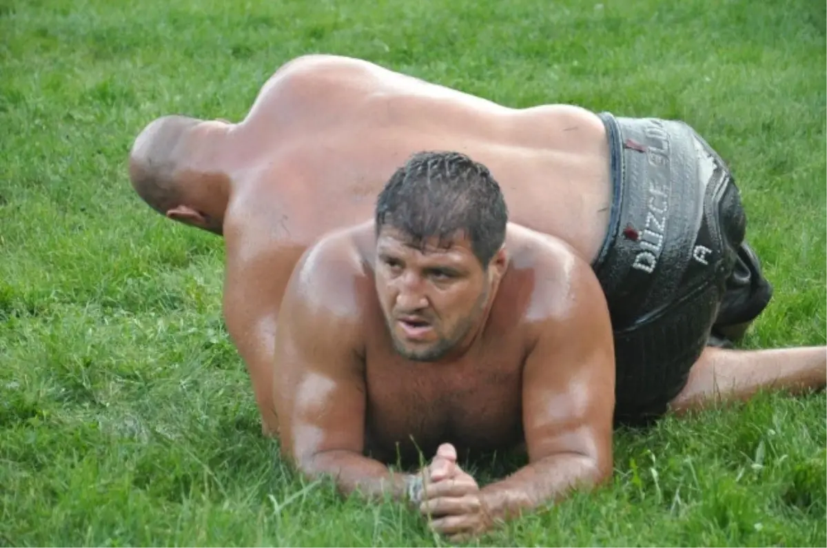 Dursunbey Yağlı Güreşleri\'nde Başpehlivan Ahmet Kavakçı Oldu