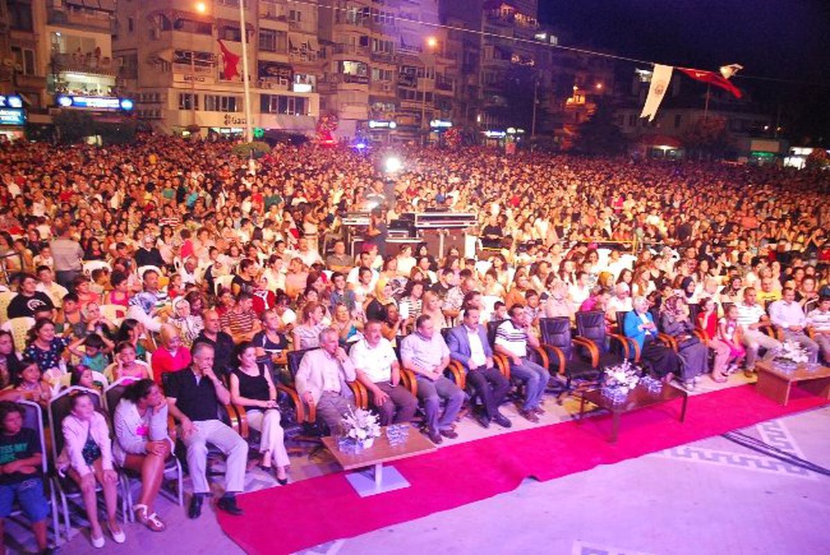 Gemlik\'te Mustafa Ceceli İzdihamı