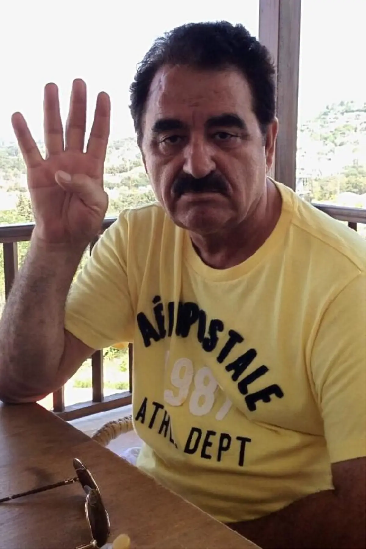 İbrahim Tatlıses Rabia İşareti Yaptı