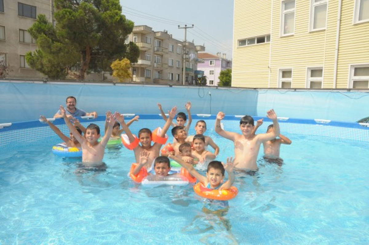İnegöl Belediyesi Havuzu Çocukların Ayağına Götürdü