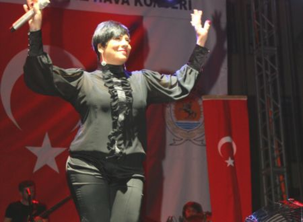 Işın Karaca\'dan Göbek Şov!