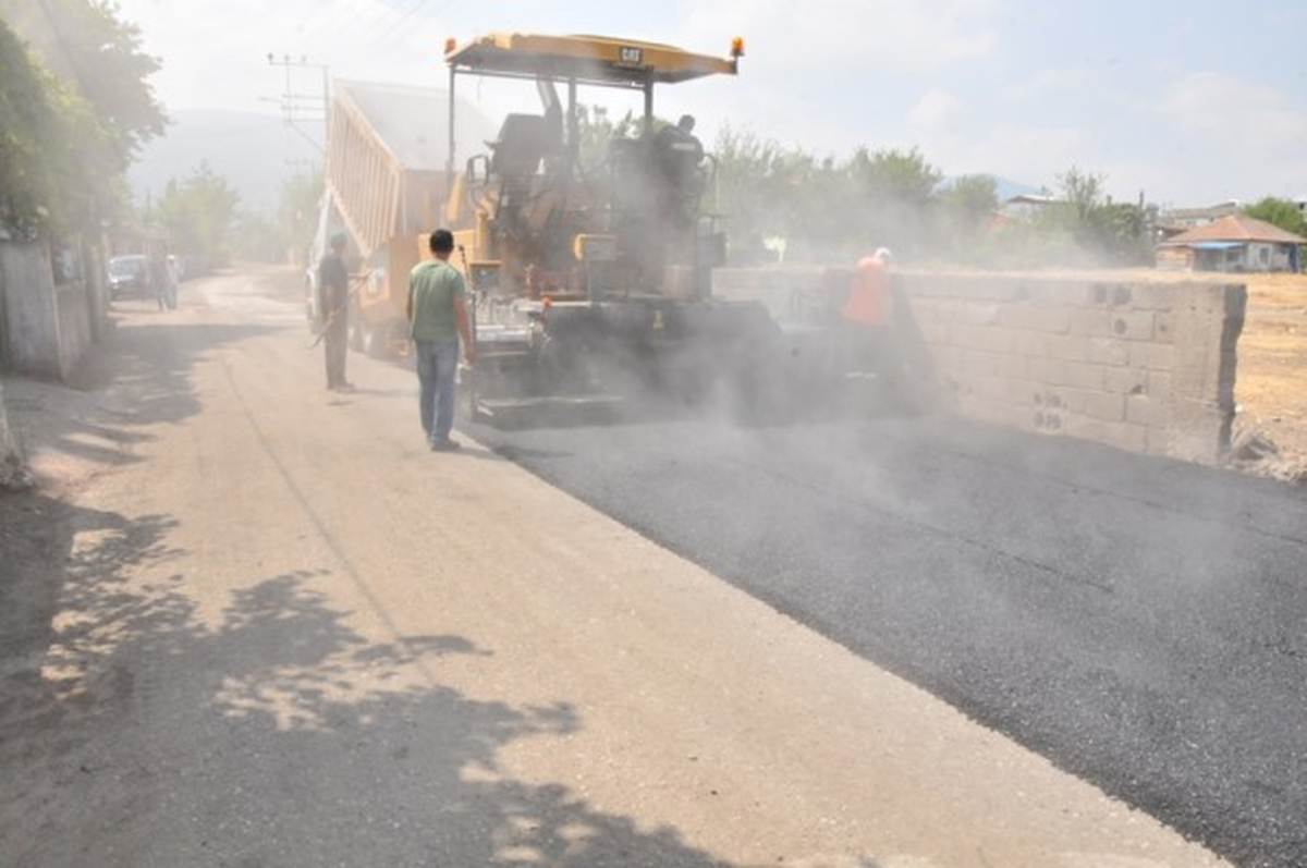 Karaçay Mahallesi\'ndeki Huzurevi Caddesi Asfaltlanıyor