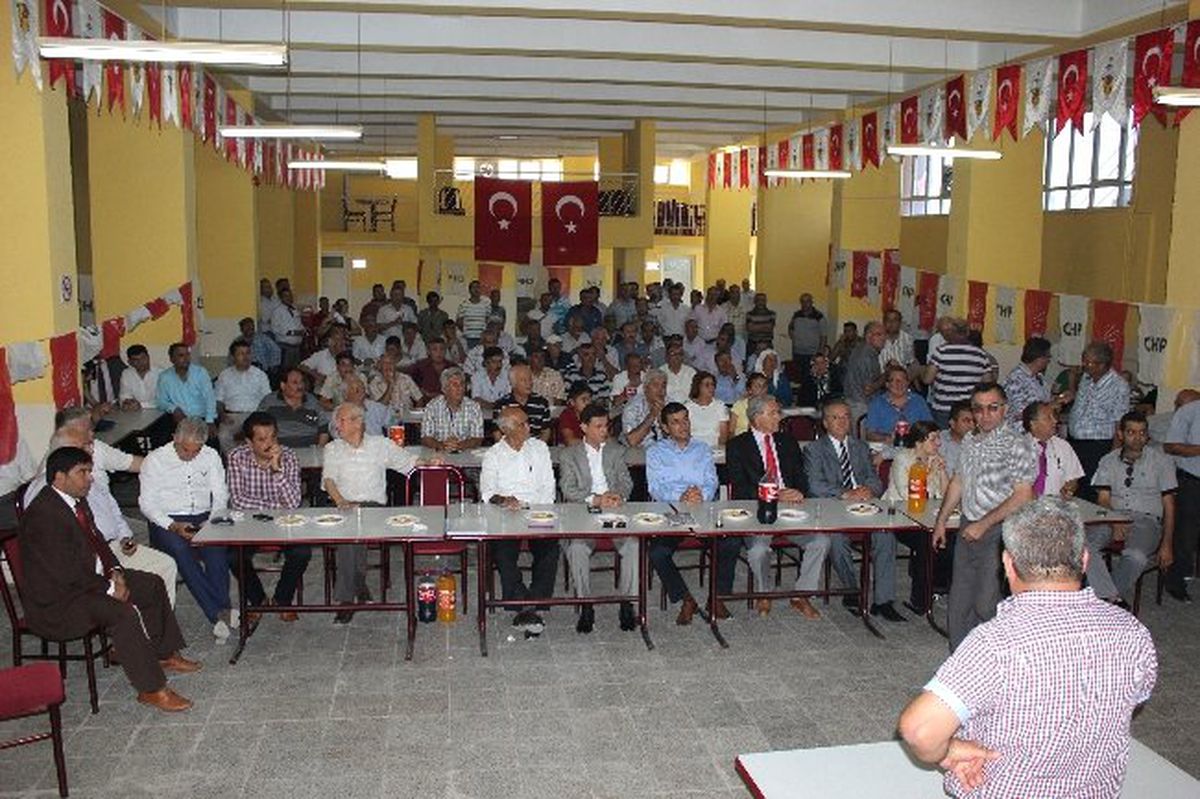 Kazanan Rakibinin Elini Öptü